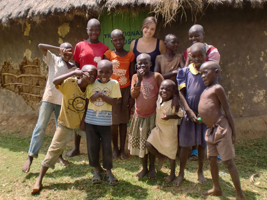 Marina Grebhard mit Waisenkindern aus Malaika Children's Home vor einem traditionellen Lehmhaus Marina Grebhard mit Waisenkindern aus Malaika Children's Home vor einem traditionellen Lehmhaus