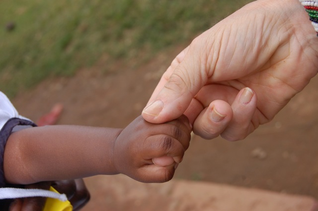Eine helfende Hand für notleidende Kinder. Eine helfende Hand für notleidende Kinder.
