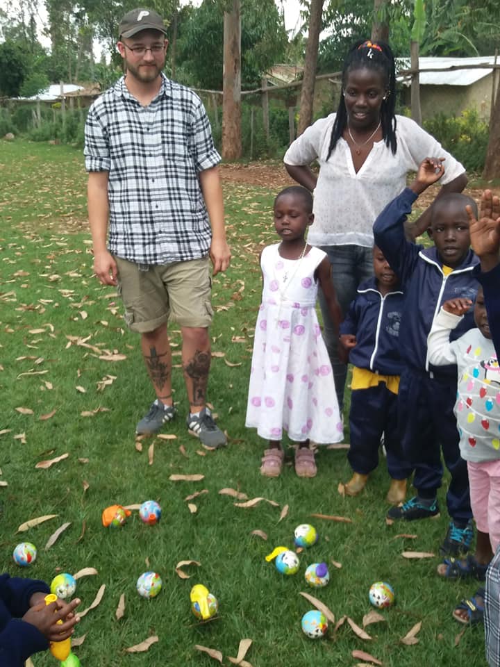 Nelphine mit Kindergartenkindern- Bild 1