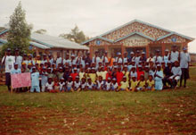 Gruppenfoto vor dem Waisenhaus in Kenia