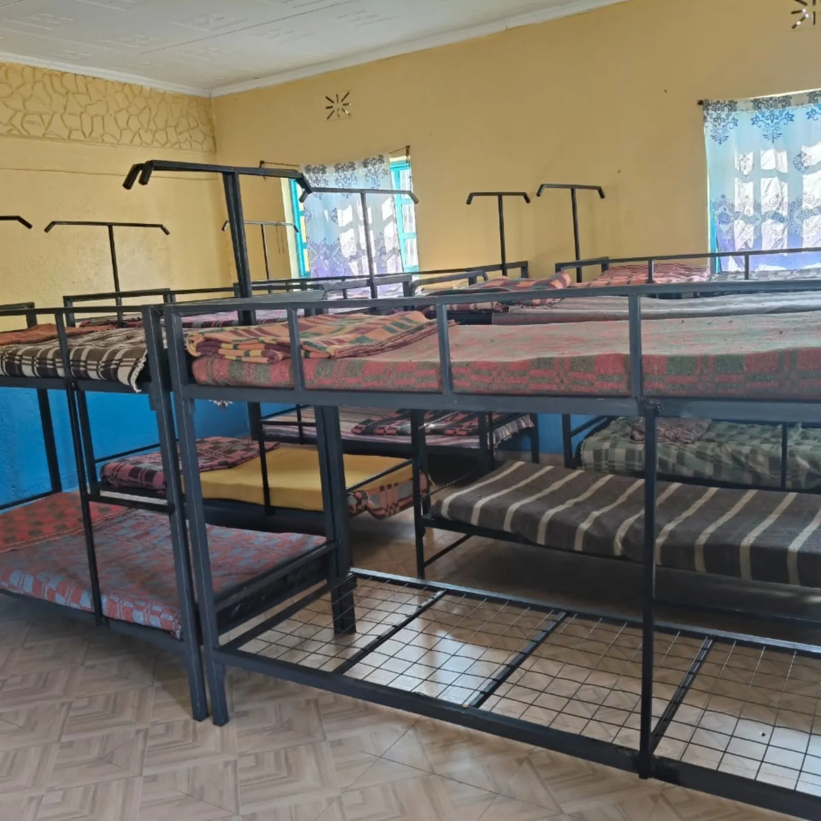 Schlafsaal im Malaika Children's Home mit Etagenbetten und Matratzen für die Kinder