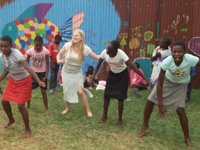 Die Kinder zeigen Amelie Herlan afrikanische Tänze.