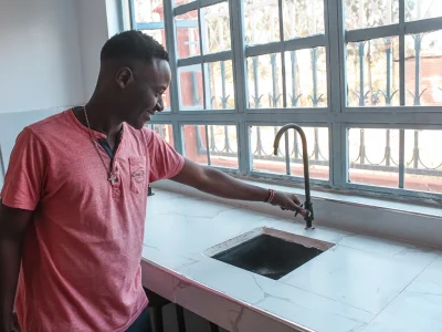 Ein Junge zeigt den Arbeitsbereich des Chemielabors der Schule.