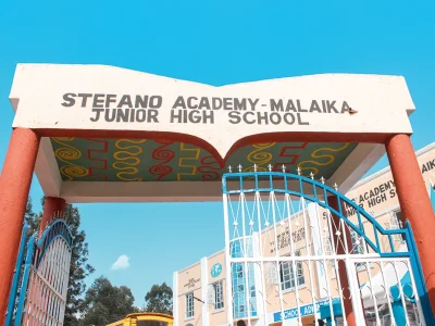 Das Eingangstor der Stefano Academy-Malaika.