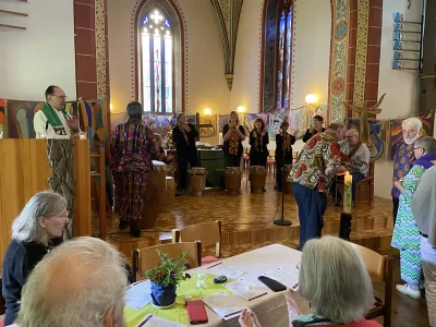 Gemeinsames Singen, Klatschen und Musizieren mit afrikanischen Rhythmen bringt lebendige Stimmung in den Gottesdienst.