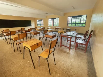 Klassenzimmer mit Tischen und Stühlen