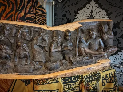 Afrikanische Krippe geschnitzt in einem Baumstamm