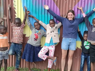 Laura und einige Kinder posieren vor dem Malaika Engel
