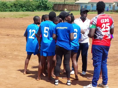 Das Sportteam für Malaika Children's Home bereitet sich auf das Match vor