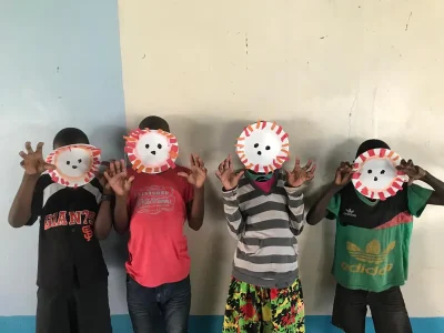 Vier Kinder mit Tiermasken
