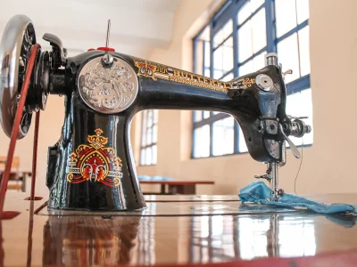 Nähmaschine steht auf dem Tisch für den Nähunterricht