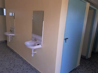 Waschbecken der neuen jungen Toilette.