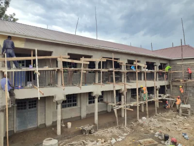 Schule im Bau mit Gerüst