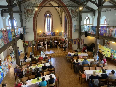 Blick in den geschmückten Innenraum der Kirche in Sexau während des afrikanischen Gottesdienstes.