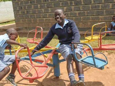 Schulkind in Kenia auf dem Spielplatz