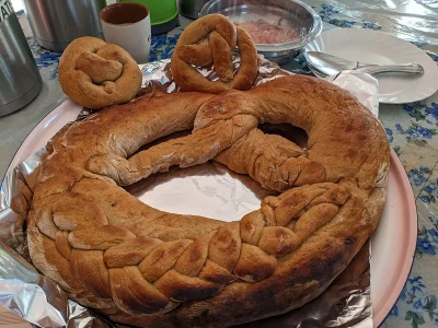 Zwei kleine und eine große geflochtene Ugali Brezel.