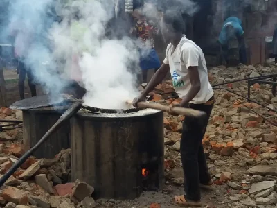Mark kocht Ugali im Freien, während die Renovierungsarbeiten durchgeführt werden.