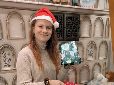 Juliane hält Geschenke für den Krabbelsack in der Hand