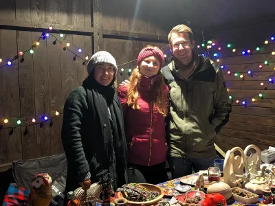Elena, Raphael und Juliane betreuen den Malaika-Weihnachtsmarktstand mit Speckstein und Kunsthandwerk