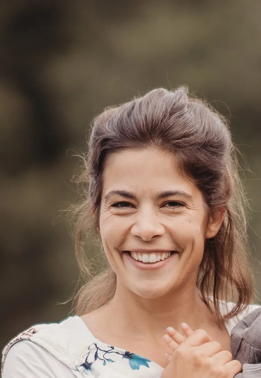 Porträt von Jelena Löst, Spenderin und Unterstützerin von Malaika Children's Home, vor naturgrünem Hintergrund