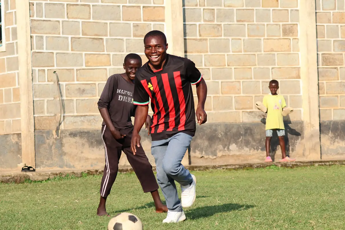 Ibrahim spielt Fußball