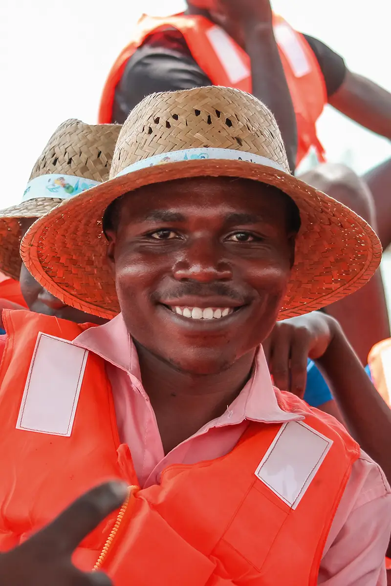Ibrahim in einer Rettungweste auf dem Boot