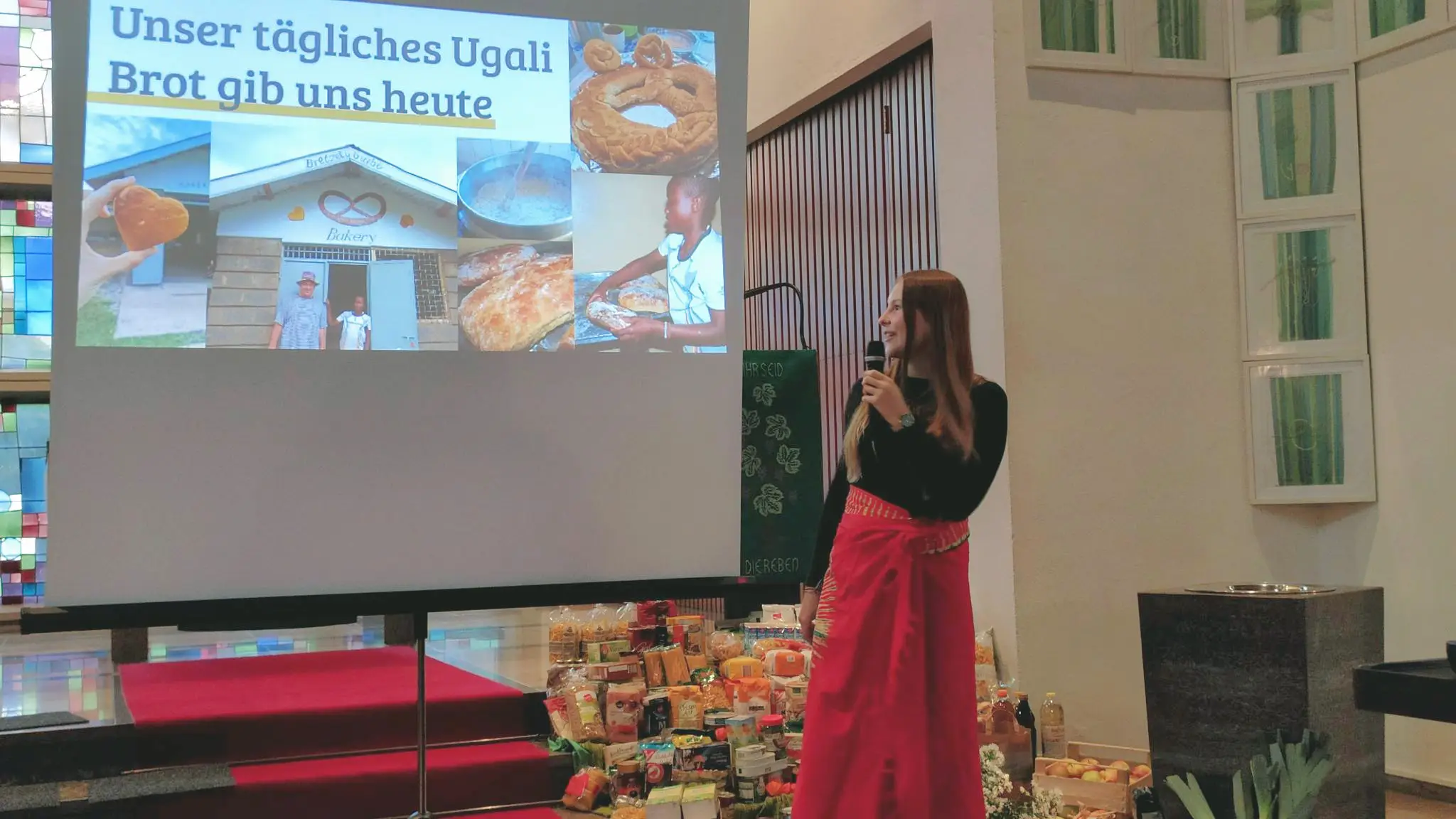 Juliane Schrempp hält einen Vortrag über Malaika beim Erntedankgottesdienst in der Kirche in Renchen.