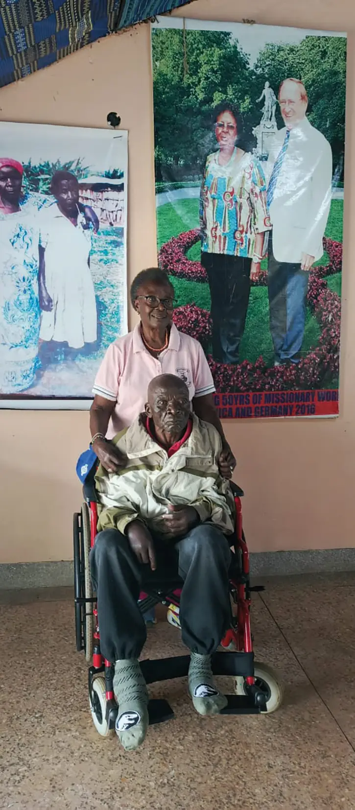 Luke Shitekha sitzt im Rollstuhl im Aga Khan Hospital in Kisumu.