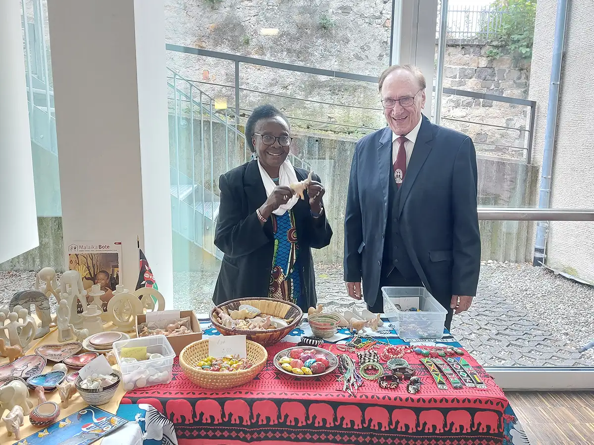 Asuna und Willy stehen vor einem afrikanischen Stand mit Specksteinfiguren und Schmuck