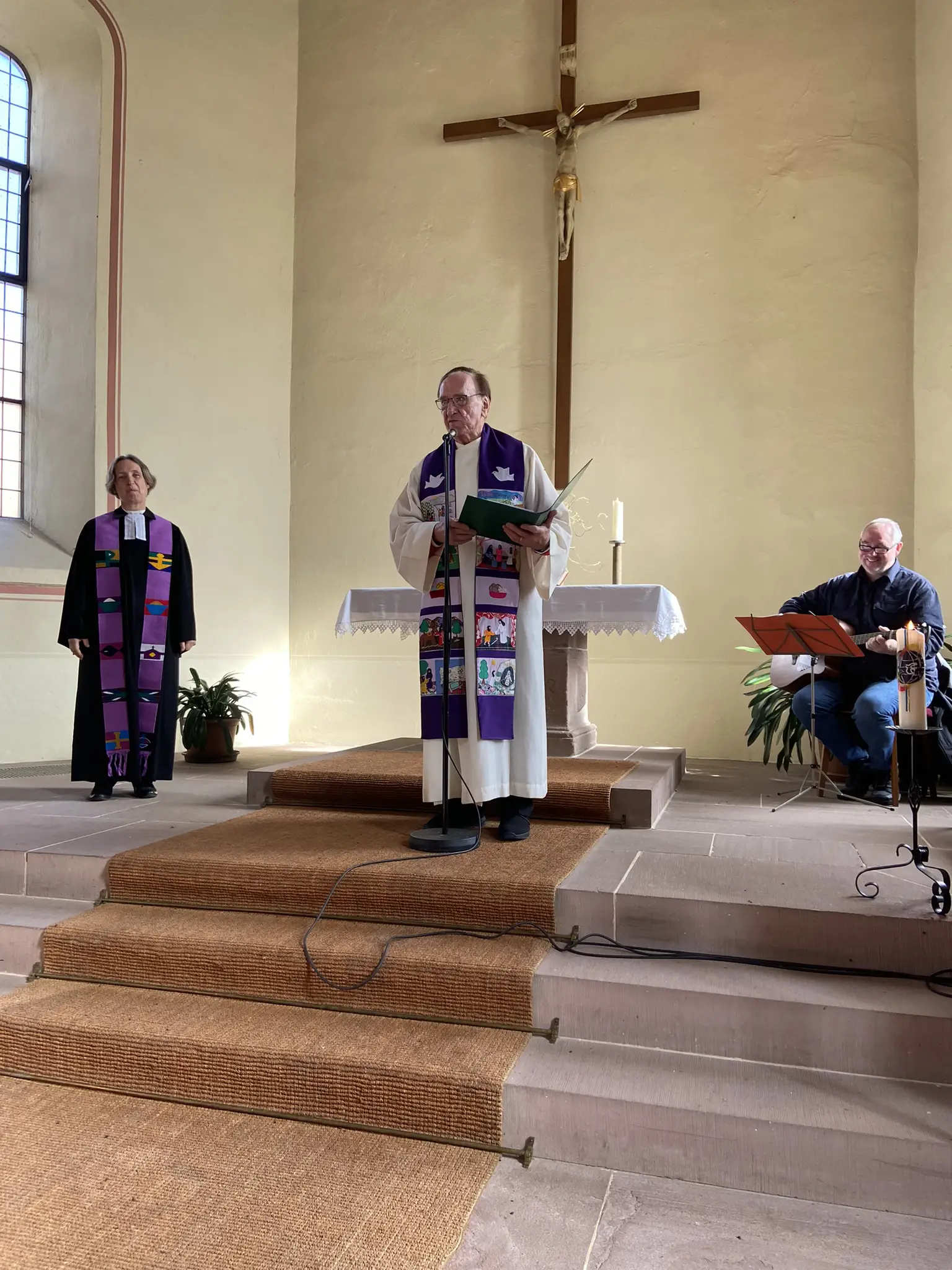 Pfarrer Willy Schneider bei seiner Predigt vor dem Altar in der Kirche in Sexau.