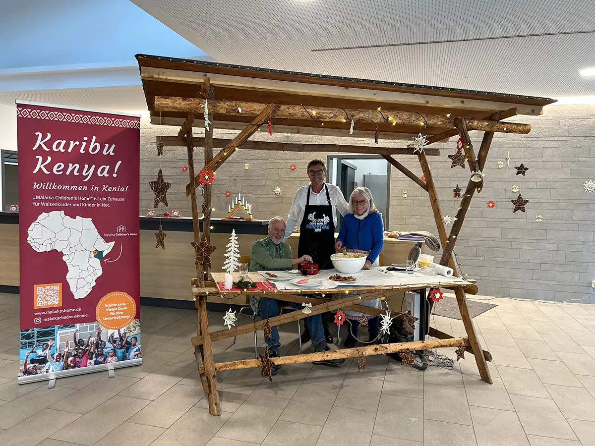 Angelika und Wolfgang Kleeb sowie Bernd Siefermann backen Zimtwaffeln zugunsten von Malaika am Seniorennachmittag in Renchen