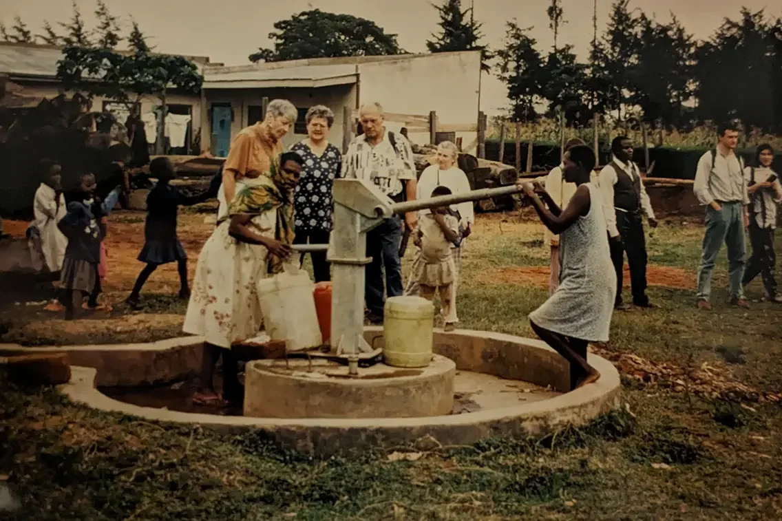 Der gebaute Brunnen in Malaika wird zum Wasser holen betätigt und wurde zusammen mit deutschen Helfern errichtet