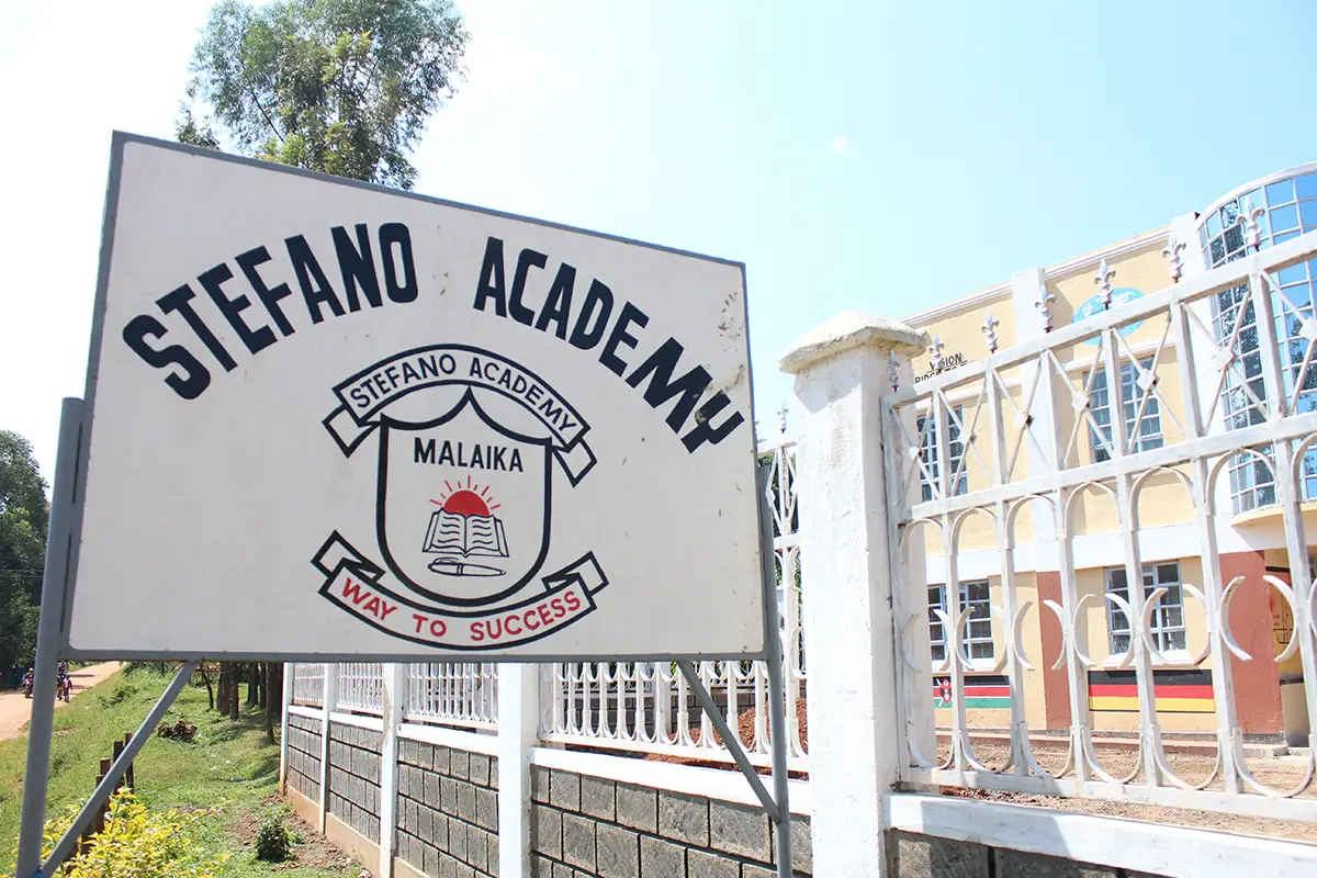 Schild mit der Aufschrift Stefano Academy Malaika vor dem Schulgebäude