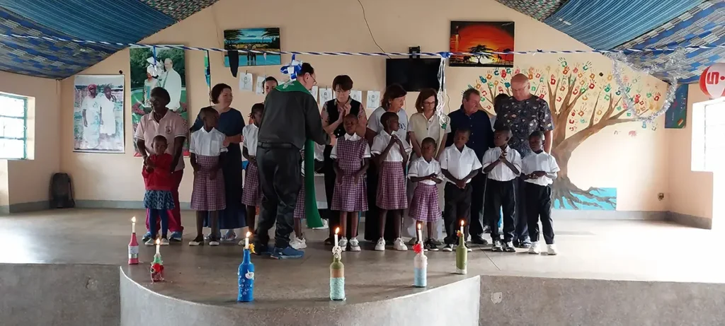 Kinder in Malaika werden getauft