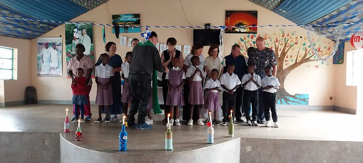 Kinder in Malaika werden getauft