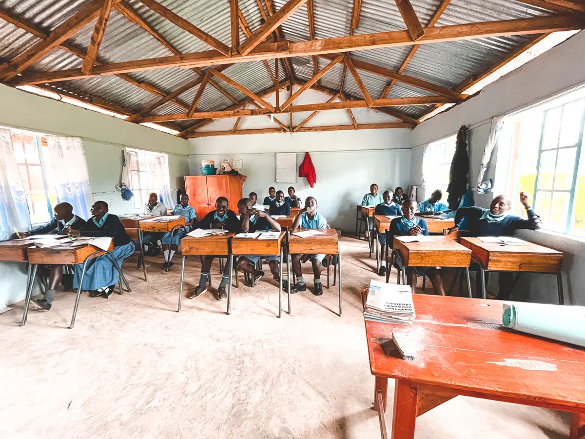 Schulunterricht. Die Kinder sitzen im Klassenzimmer an ihren Tischen.