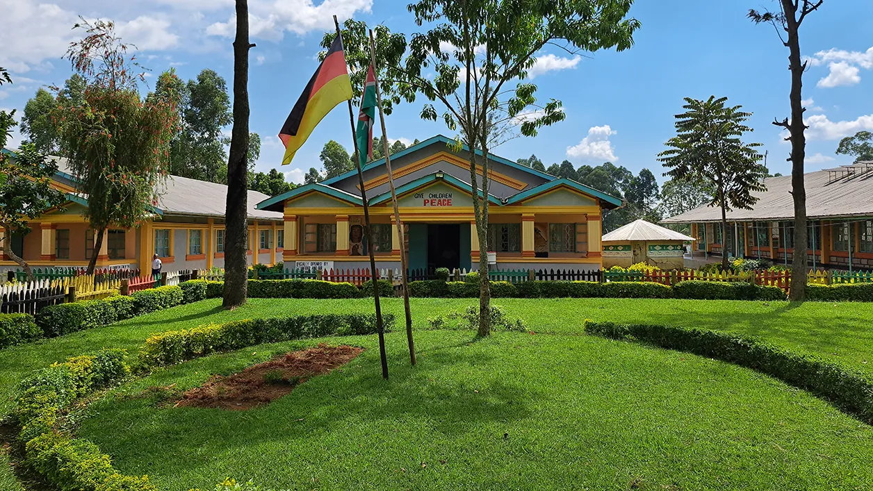 Grüner Hof in Malaika Children's Home mit Schlafsälen dahinter