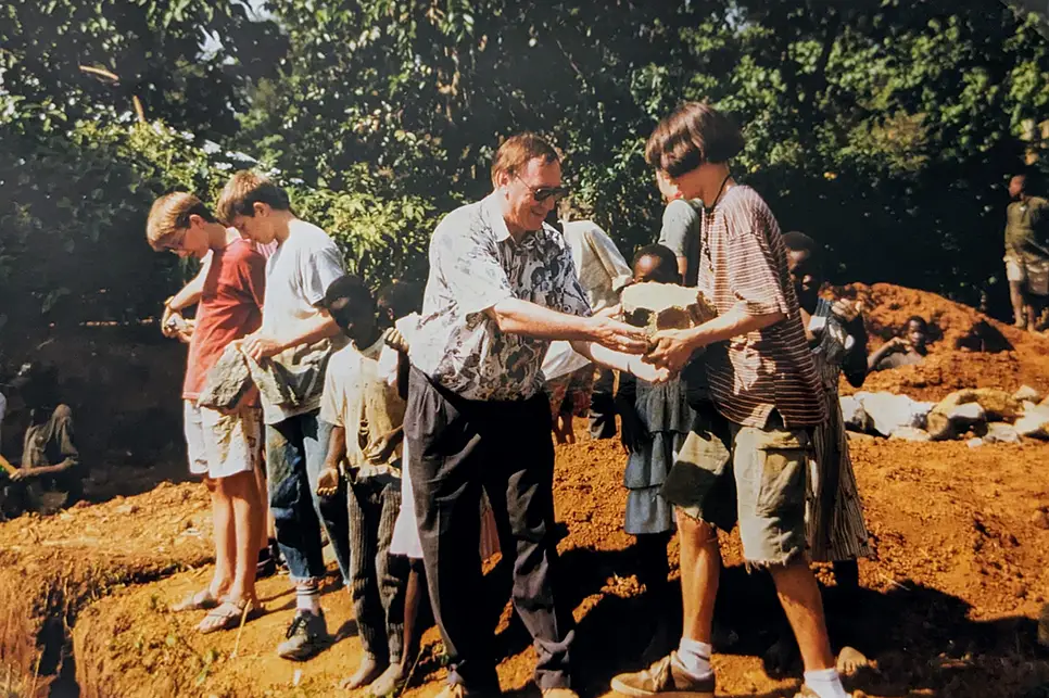 Willy Schneider, Helfende und Kinder legen die ersten Fundamente für das Malaika Children's Home.