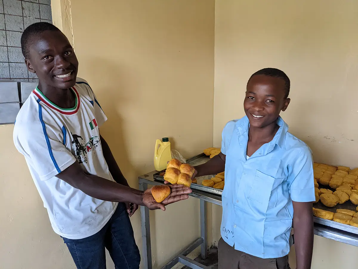 Zwei Malaika Kinder präsentieren die süß gebackenen englisch afrikanischen Scones.