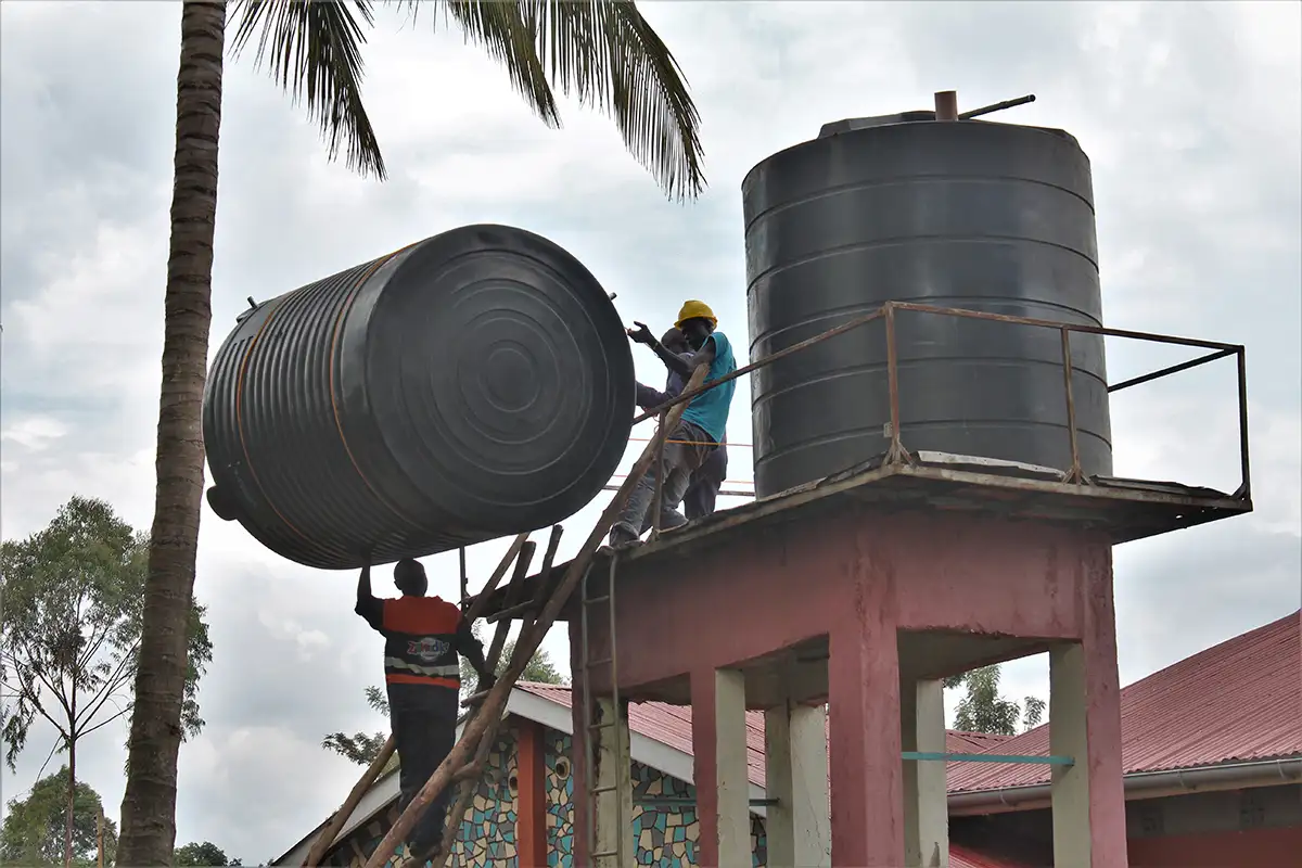 ein Wassertank wird installiert