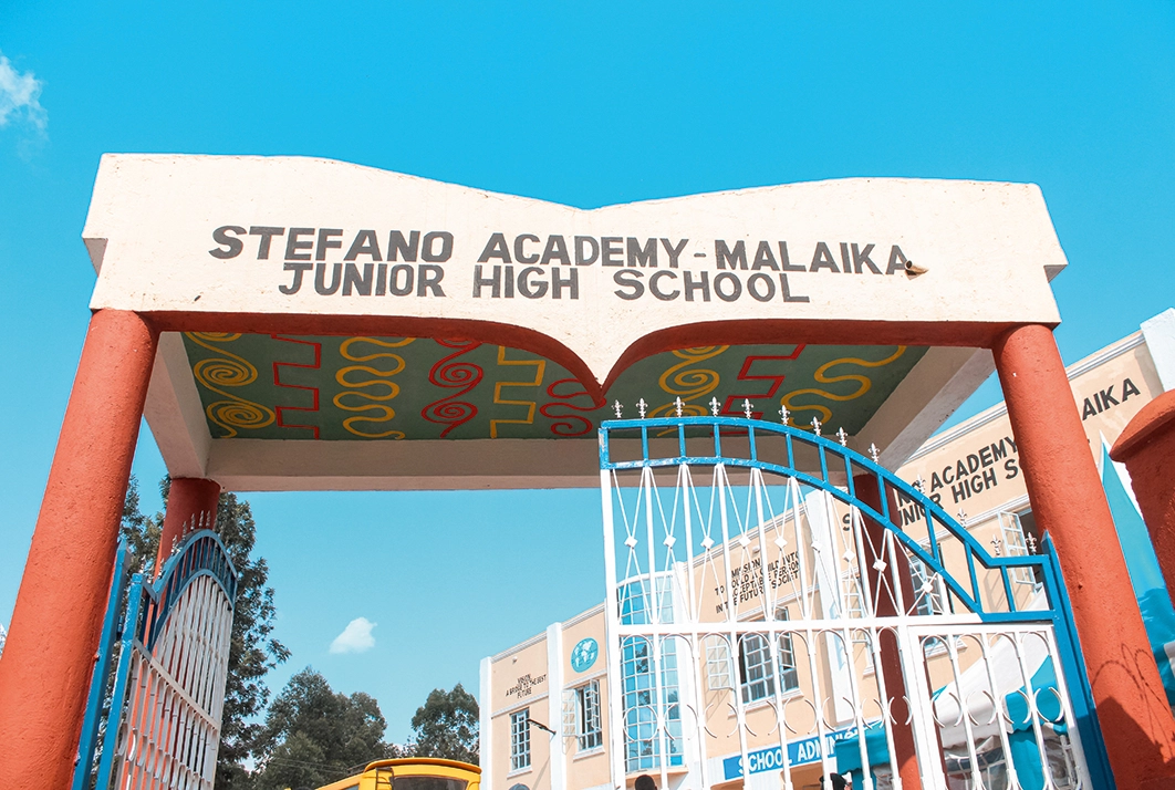 Das Eingangstor der Stefano Academy-Malaika.