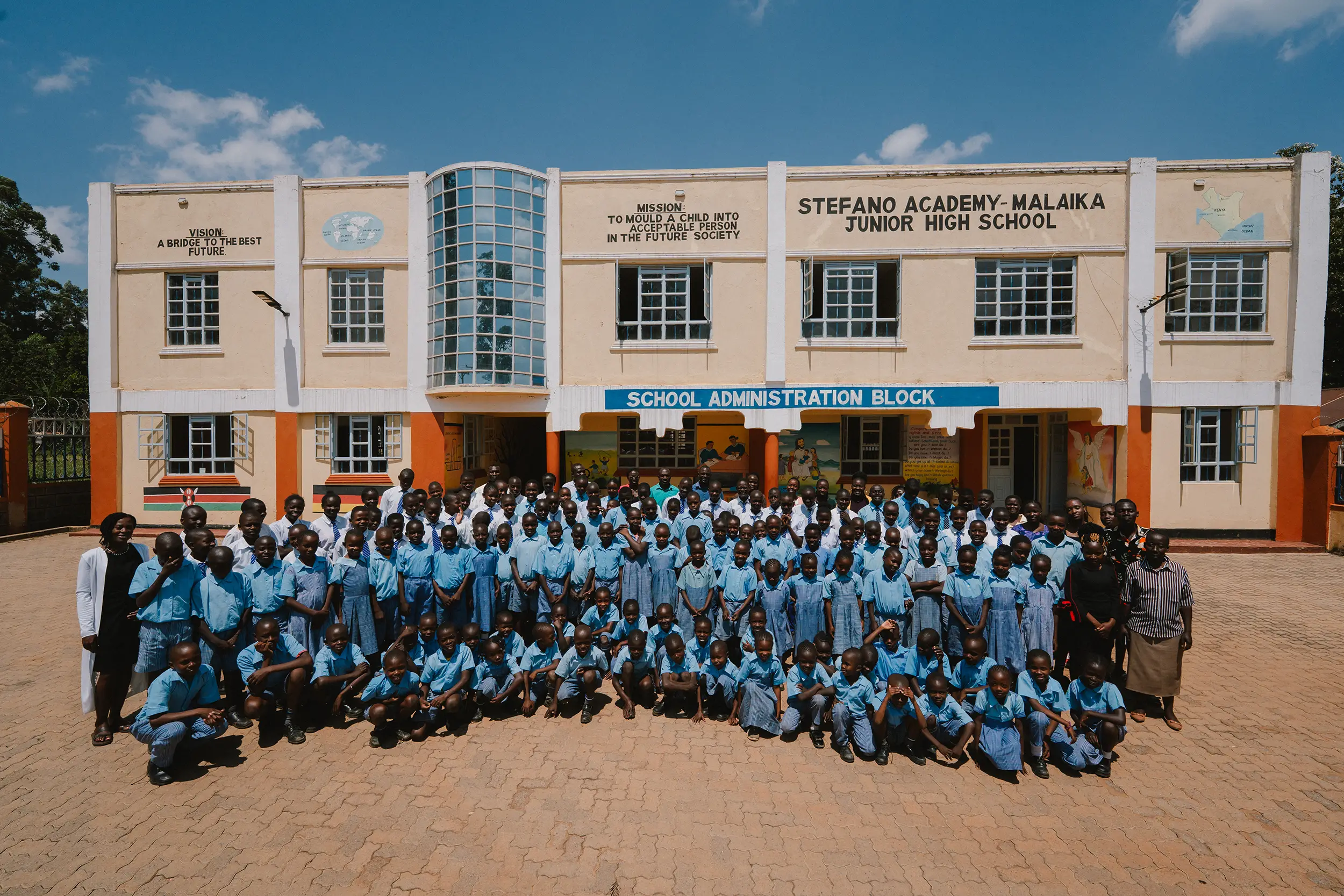 Gruppenfoto mit den Schüler*innen und Lehrer*innen an der Stefano Academy Malaika