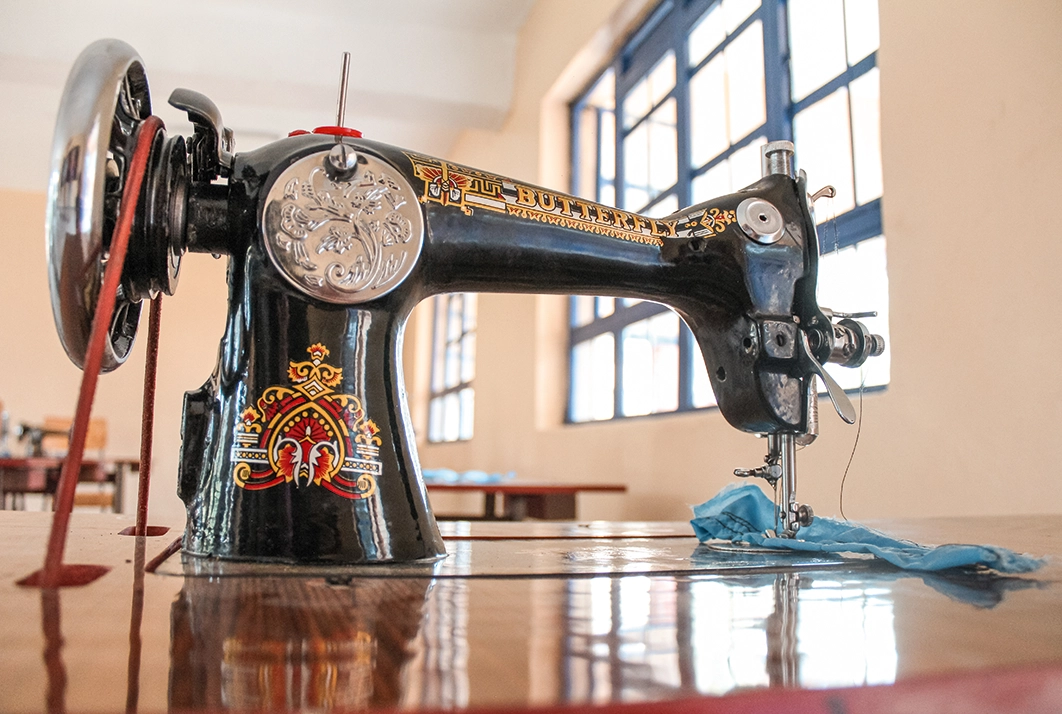 Nähmaschine steht auf dem Tisch für den Nähunterricht