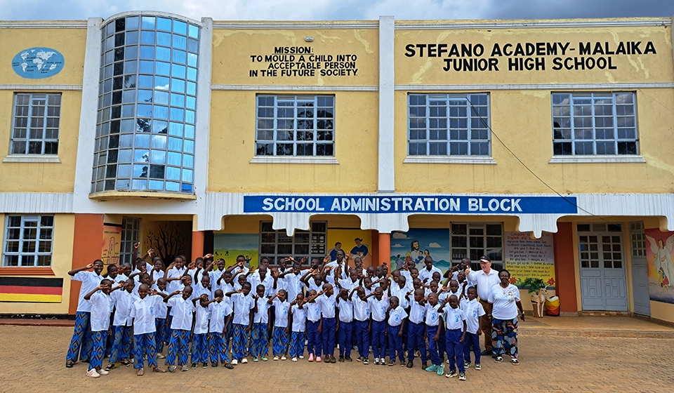 Gruppenbild der Schulkinder und Lehrer vor der Stefano Academy Malaika.