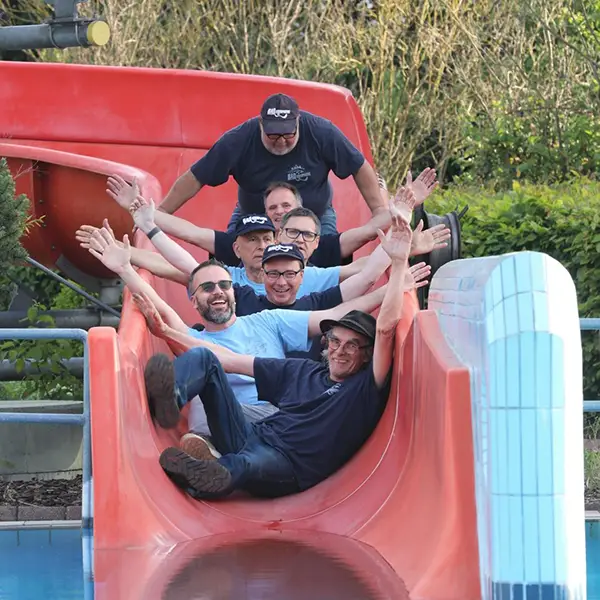 Bad Komagnie Band auf einer Rutsche