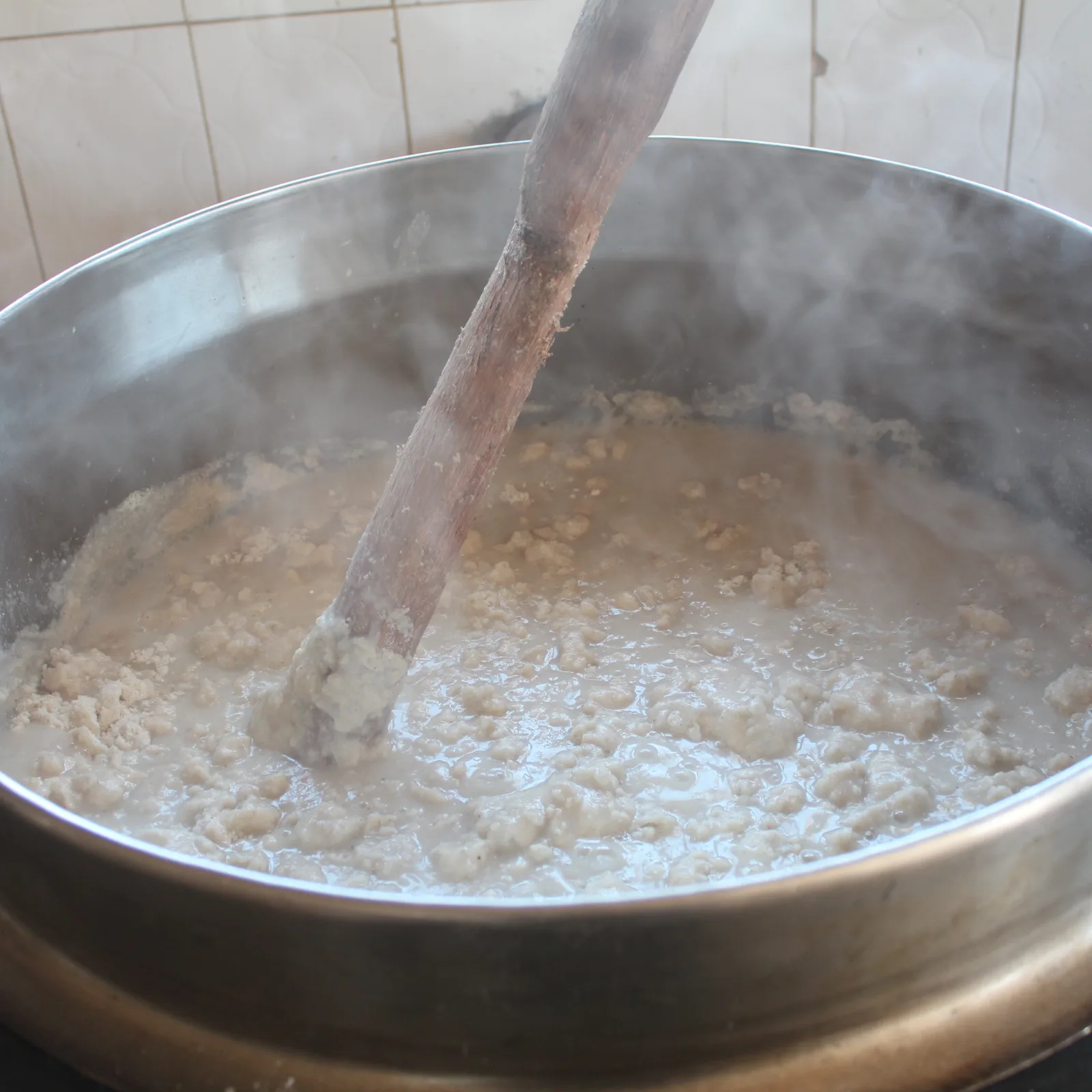 Großer Topf mit dampfendem Ugali aus Maismehl in der Küche des Malaika Children's Home